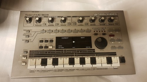 Roland 303 groove box - mc,