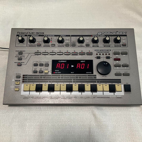 Roland 303 groovebox - mc-303,