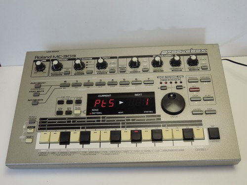 Roland 303 groovebox - mc-303,
