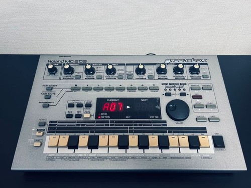 Roland 303 groovebox - mc-303,