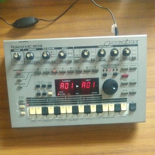 Roland 303 groovebox - mc-303,